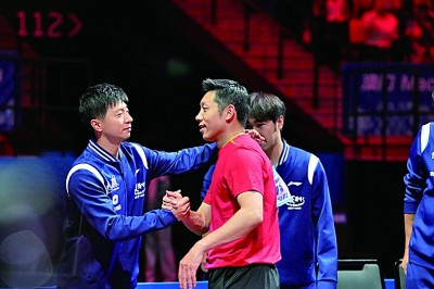 11月19日，北京队3比1战胜上海队，获十五运会乒乓球男子团体决赛金牌。光明日报记者 朱晓帆摄/光明图片