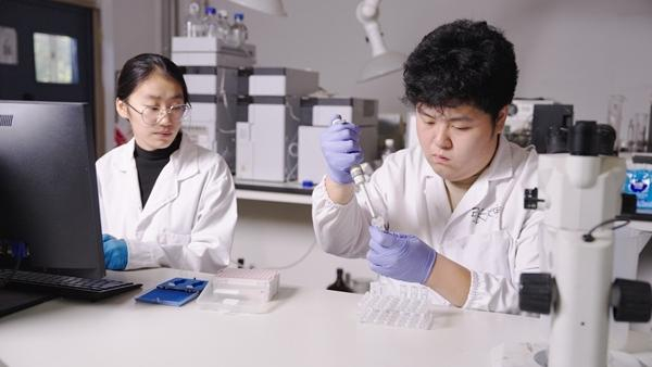 　　山东理工大学“争鲜夺秒”团队成员正在进行肉品检测实验。受访者供图