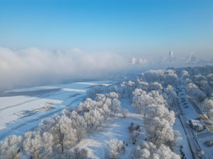 　　这是吉林省吉林市松花江畔的雾凇景观。（新华社记者 颜麟蕴 摄）