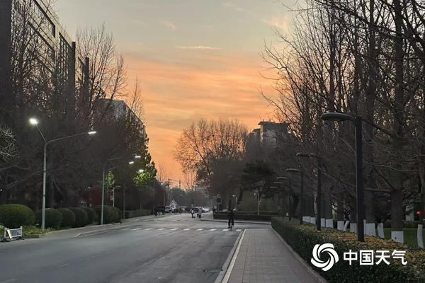 　　北京今天天气晴朗，早晨出现朝霞。（图/中国天气网梁杰）