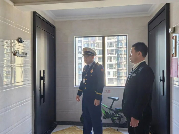 业主私自改装成普通门。图源：广西消防 