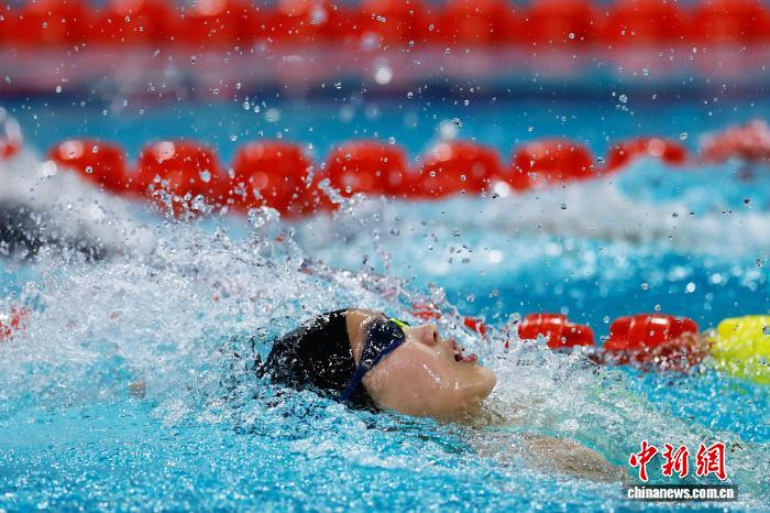 11月11日，十五运会游泳项目女子200米混合泳决赛，于子迪以2分07秒41的成绩夺冠。中新社记者 韩海丹 摄