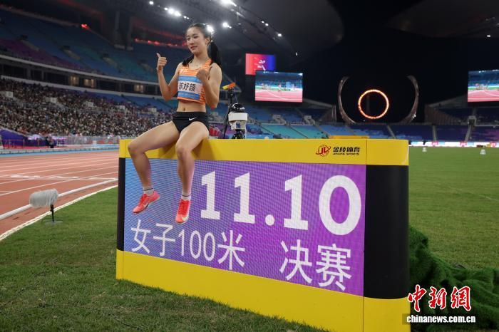 11月17日，十五运会田径女子100米决赛，浙江队陈妤颉以11秒10夺金。　中新社记者 富田 摄