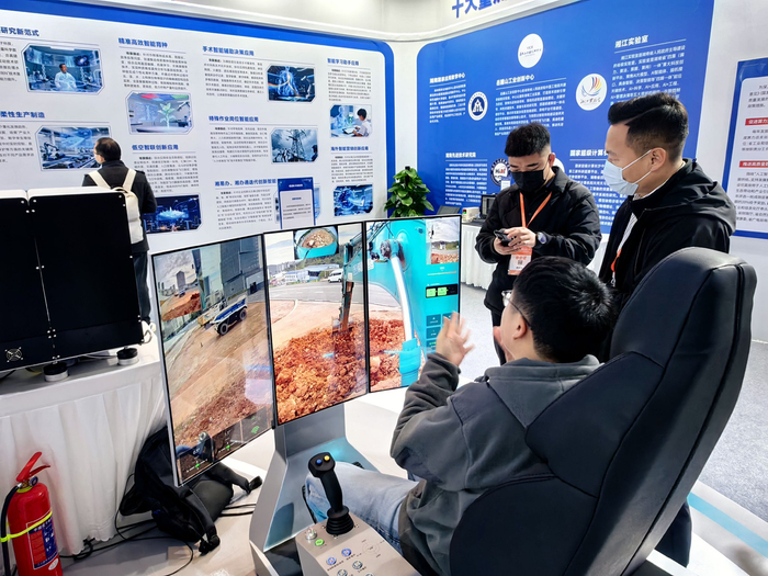 2025世界计算大会上展示的工程机械远程智能驾驶舱。新华社记者 苏晓洲 摄