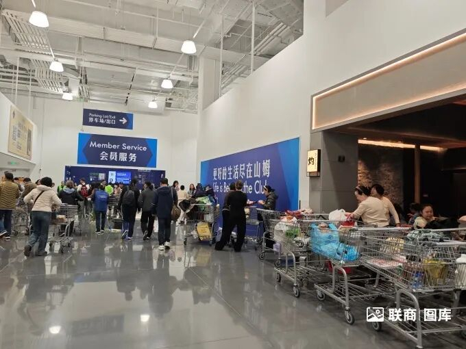 ▲二楼出口为山姆餐吧，并设有一家咖啡店和餐饮店，方便顾客就餐。