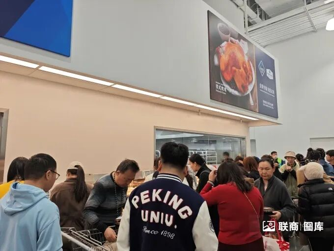 ▲顾客排队购买经典烤鸡