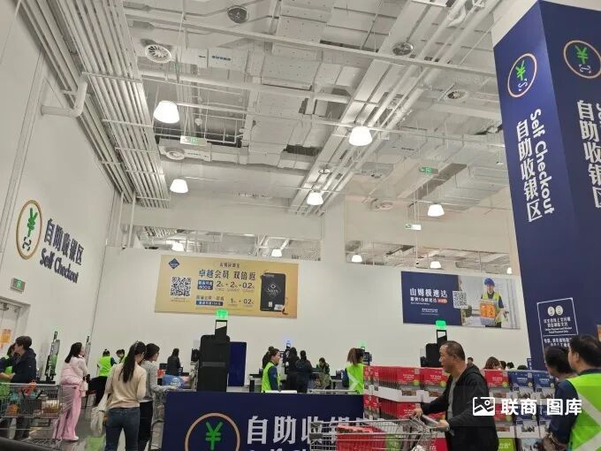▲结账区设有多个人工结账通道和自助收银区