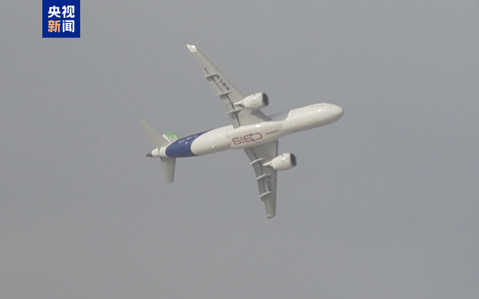 △C919进行飞行表演