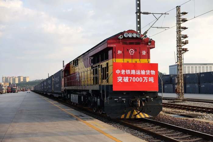 一列满载货物的中老铁路“澜湄快线”国际货物列车从云南昆明驶向老挝万象。何思远/摄