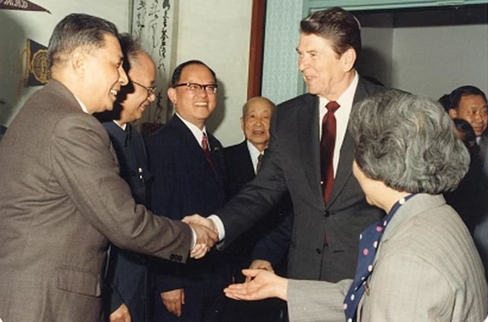 1984年美国总统里根访问复旦时会见苏步青、谢希德、谭其骧、华中一、蒋学模（左一）等教授