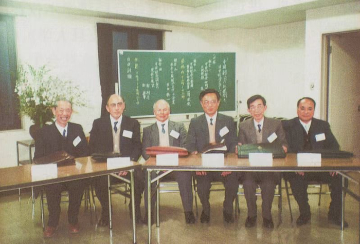 1989年复旦经济学院访日代表团参加研讨会。左起：张薰华、蒋家俊、郑励志、洪远朋、葛霖生、叶世昌
