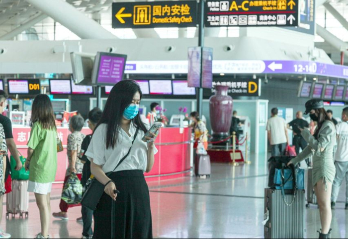 旅客正查询航班信息 每经记者 韩阳 摄