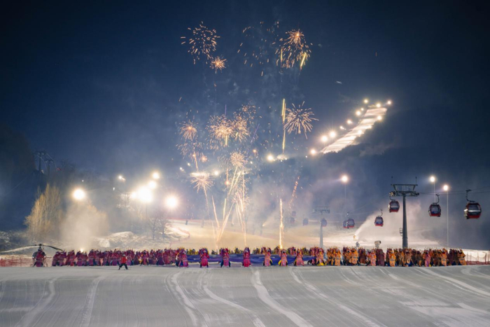 　　11月21日，在中旅松花湖度假区，滑雪者身着国风京剧服饰进行滑雪表演。（新华社记者 许畅 摄）