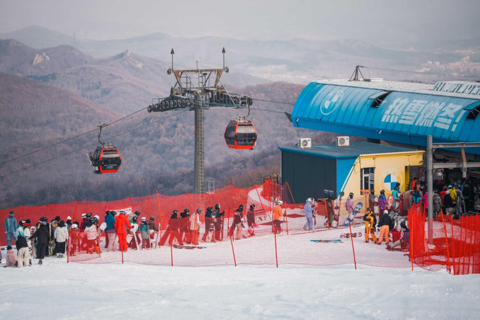 　　11月15日，滑雪爱好者在中旅松花湖度假区排队乘坐缆车。（新华社记者 许畅 摄）
