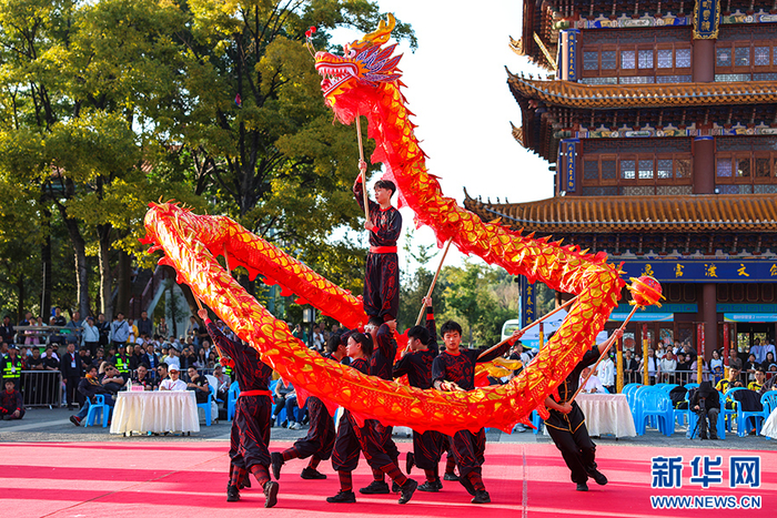 云南鲁木纳龙狮艺术团亮相第二届传统体育国际交流大赛。新华网徐华陵/摄