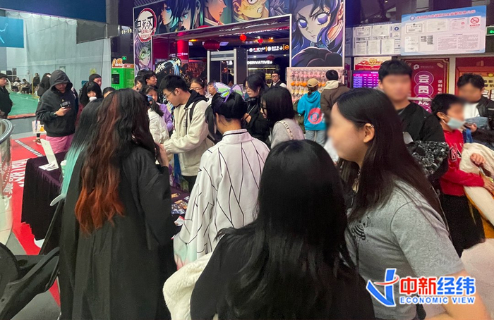 电影院里等待领取特典的观众 中新经纬摄