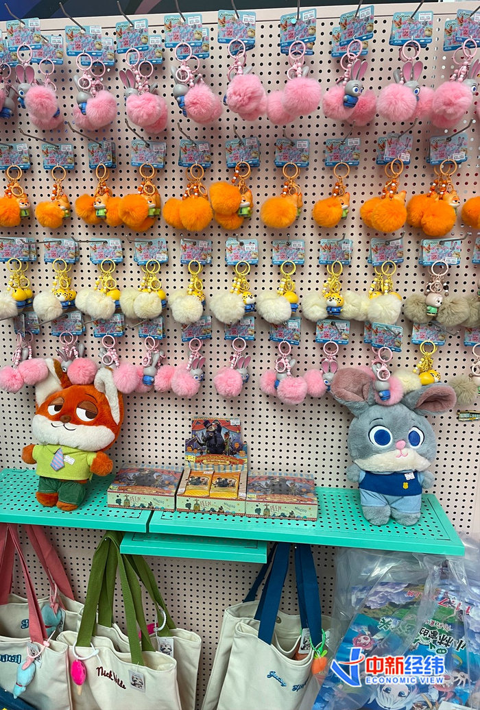 影院摆放的《疯狂动物城2》衍生品 中新经纬摄