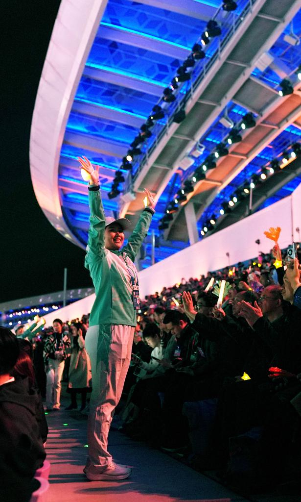 　　11月21日，第十五届全国运动会闭幕式在广东深圳前海欢乐剧场举行。图为志愿者在看台上与观众互动。新华社记者 夏一方 摄