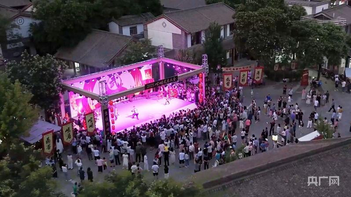 崆峒古镇游人如织（央广网发 平凉市崆峒区融媒体中心供图）