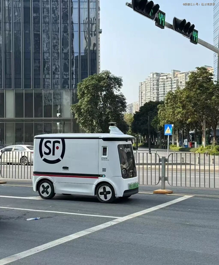 顺丰无人车在深圳配送（周悦/摄）