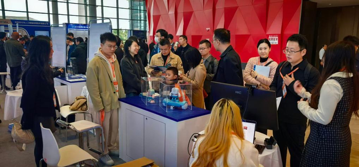 　　在博极生命科技展台上，“笑熵01”吸引了许多参会者的关注。（李恬名 摄）