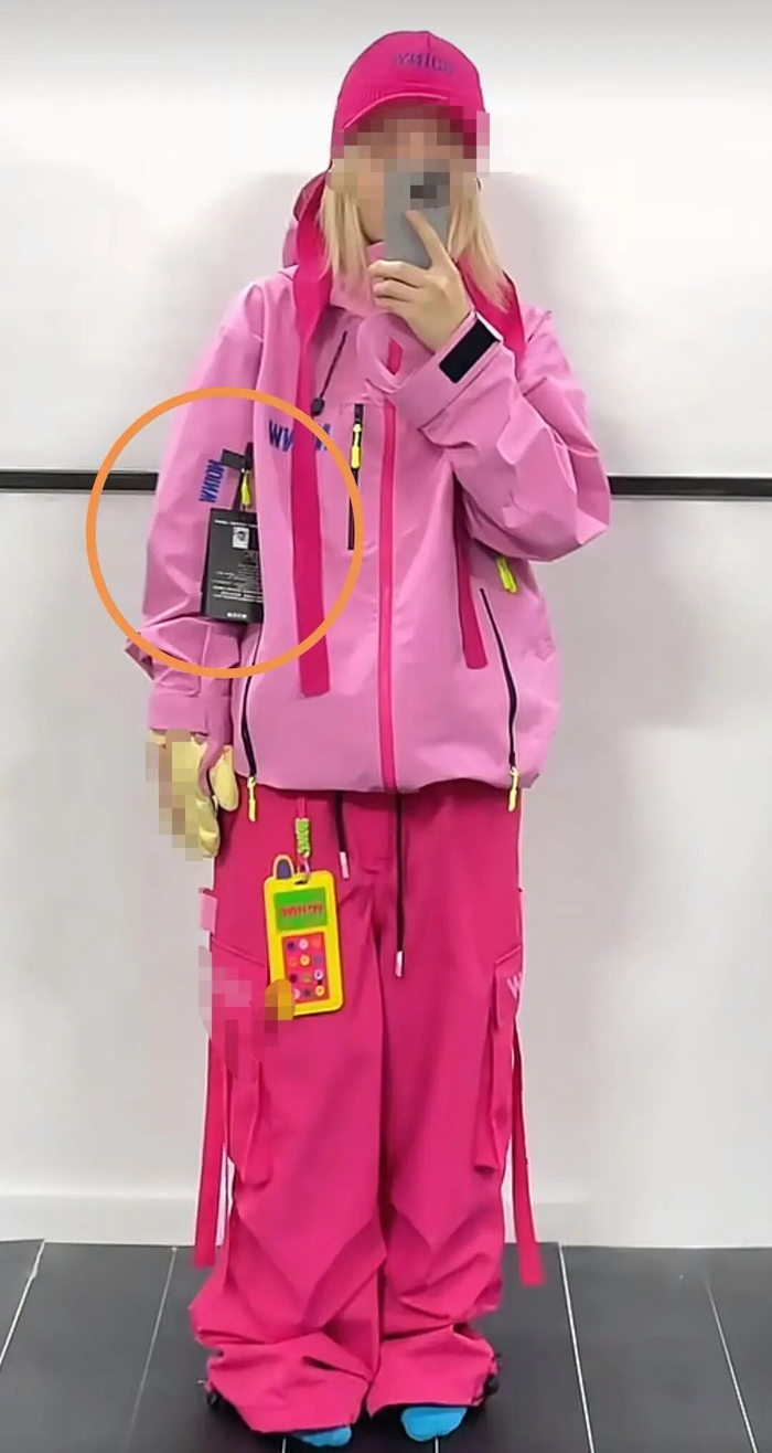 滑雪服商家展示第三批寻亲吊牌 来源：视频截图