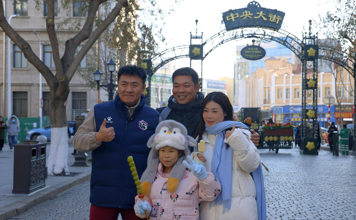 姜可东与游客合影