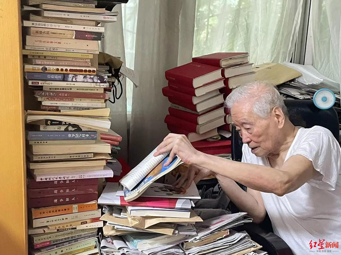 王火在他的书房，给记者寻找他的藏书