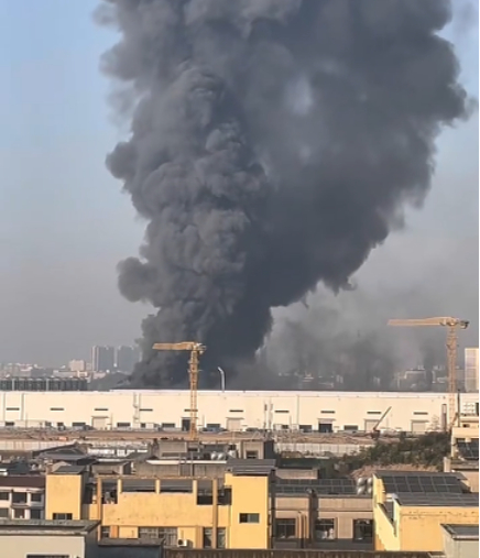 正泰集团位于义乌的工厂发生火灾 网络视频截图