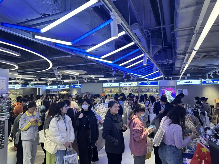 王府井喜悦购物中心里，年轻人在二次元商店排队购买商品。（受访者供图）