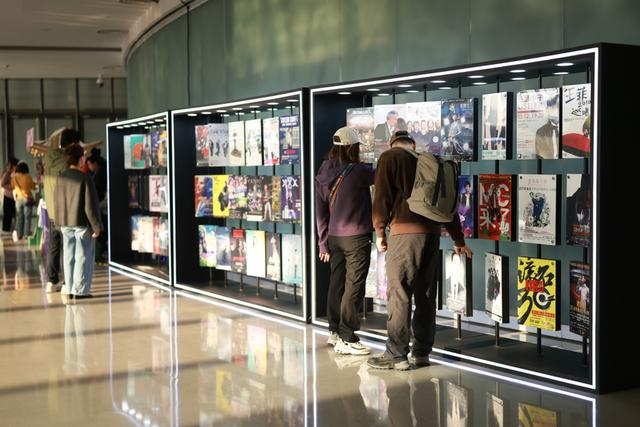 “梅奔15年·我的青春BGM”主题长廊展出近300张历年演出海报