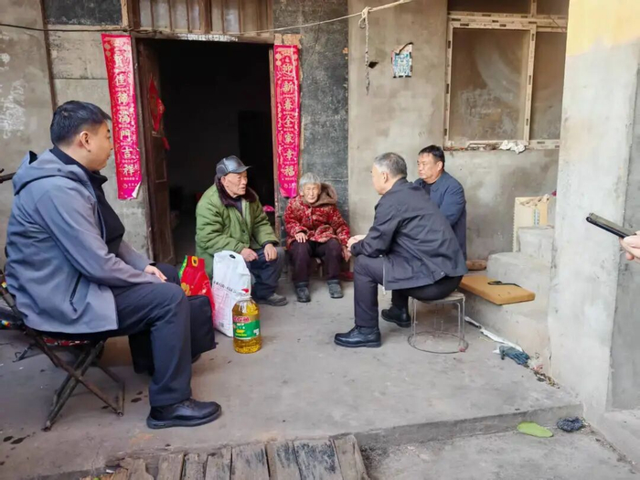 ▲低保对象收到了米、面、油等生活物资。 田志中   摄