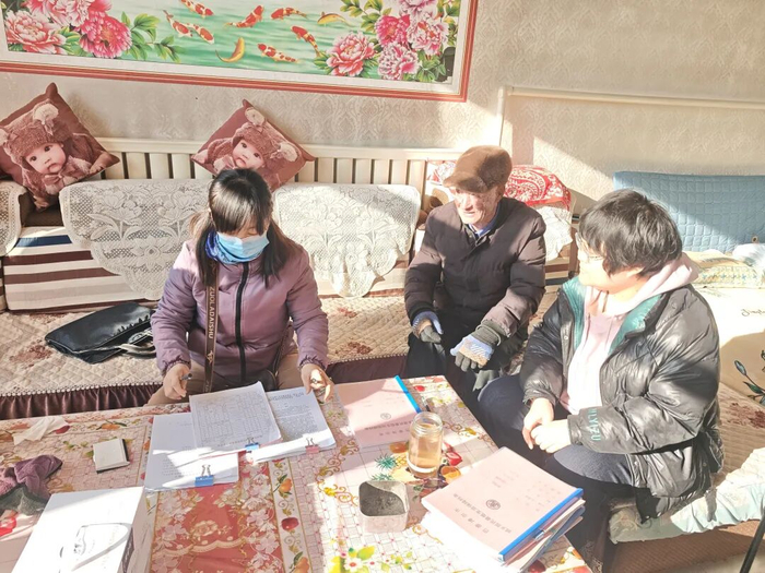 ▲工作人员上门走访，记录困难群众“微心愿”。王   禄   摄