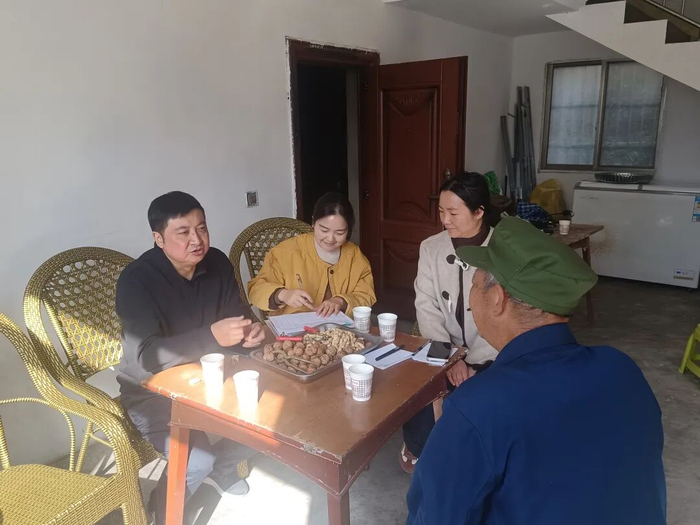 ▲工作人员上门走访困难群众。供图/青川县民政局