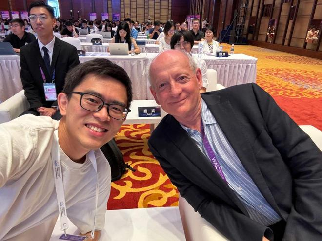△今年WAIC上，吴翼和伯克利时期导师Stuart Russell的合影，图片：采访人提供