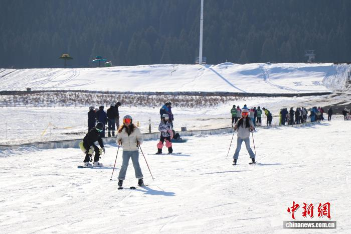 11月21日，位于乌鲁木齐县的丝绸之路山地度假区内，游客正在滑雪。　苟继鹏 摄