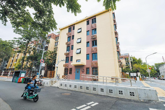 2024年9月10日，桦皮厂胡同8号楼新貌。　资料图片/新京报记者　王子诚　摄