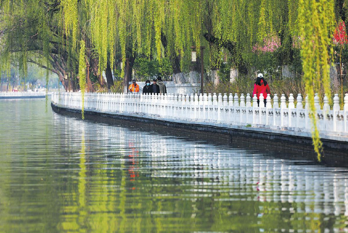 2024年4月11日，市民在南长河畔的滨水步道间游览。　资料图片/新京报记者　李木易　摄