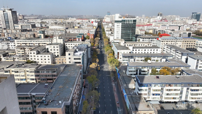 改造后的民族街路面焕然一新（央广网记者  齐平  摄）