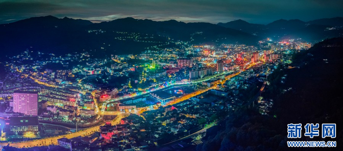 金平县城夜景（资料图）。新华网发（陶奕林 摄）