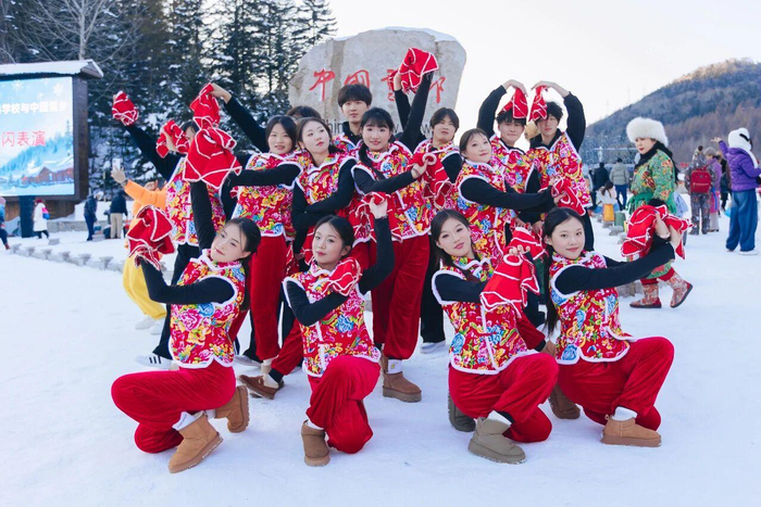 黑龙江幼儿师范高等专科学校音乐舞蹈系师生在雪乡现场呈现首场快闪演出