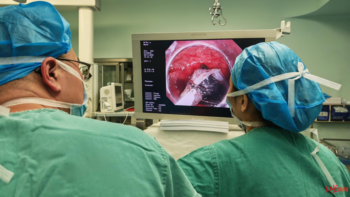 ▲手术中用安全套套住打火机