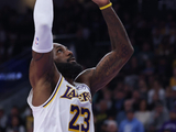 詹姆斯：不担心球队的投篮低迷 我们好射手很多 这不会持续太久