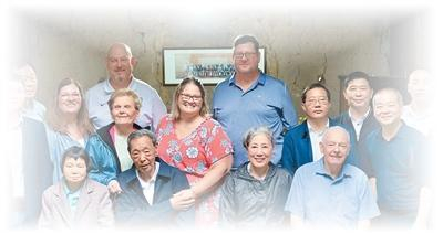 杜立特突袭者子女协会代表与廖明发（一排左二）一家拍“全家福”。董易鑫摄