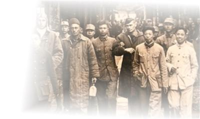 1942年，被救助的14号机成员与中国居民在江西上饶一处街道上留影。资料图片