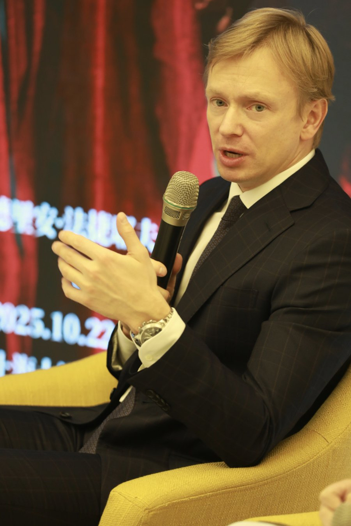 “我们这一生都为了大幕拉起一刻而活着”，马林斯基芭蕾舞团上海行幕后