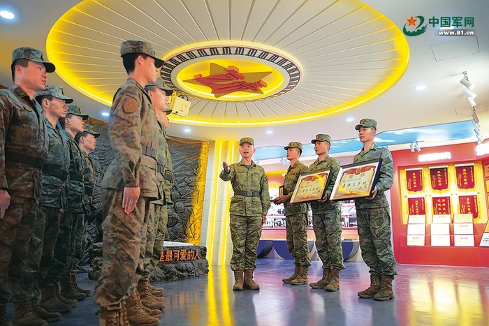 　　“松骨峰特功连”组织“荣誉入连史”活动。  何鹏刚摄