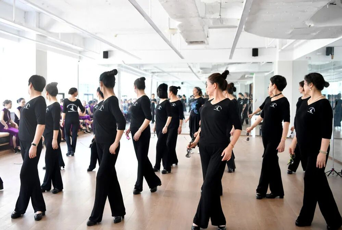 重庆重百九龙商场的老年大学舞蹈教室里，老年人在学习舞蹈。（受访者供图）