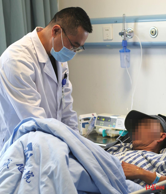 ▲杨波（左）为老邓查体