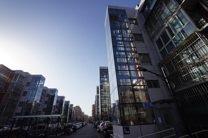 　　住宅楼加装电梯。